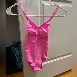 SKIMS Sculpting Bodysuit w. Snaps. Neon Orchid